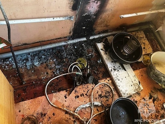 В квартире двухэтажного дома в посёлке Хиславичи загорелась кухня