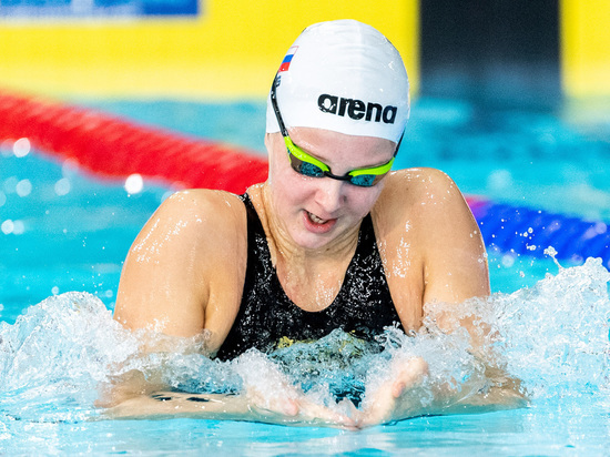 Чемпионат России по плаванию показал мощь 18-летней спортсменки