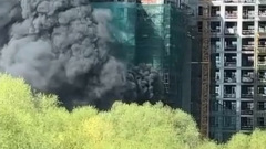 Очевидцы сняли на видео пожар на стройплощадке на западе Москвы