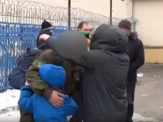 В Ноябрьске семья и друзья встретили прилетевшего на побывку бойца спецоперации