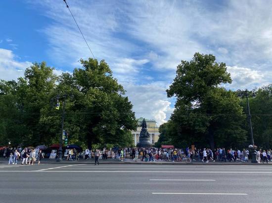 «Зебры» и «кони» не покинут Невский: почему в Петербурге не борются с ростовыми куклами