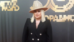Ева Польна пришла на красную дорожку в золотой шляпе и грустная: видео