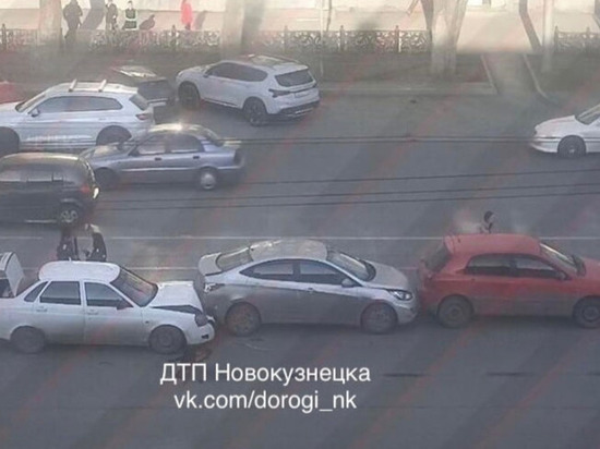 Тройное ДТП произошло на новокузнецком проспекте