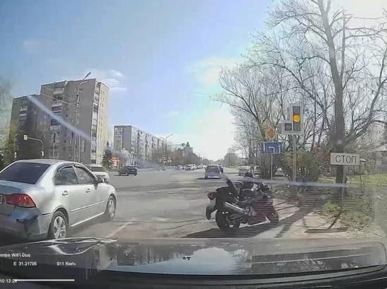 Кадры из боевика: новгородский мотоциклист эффектно скрылся с места ДТП