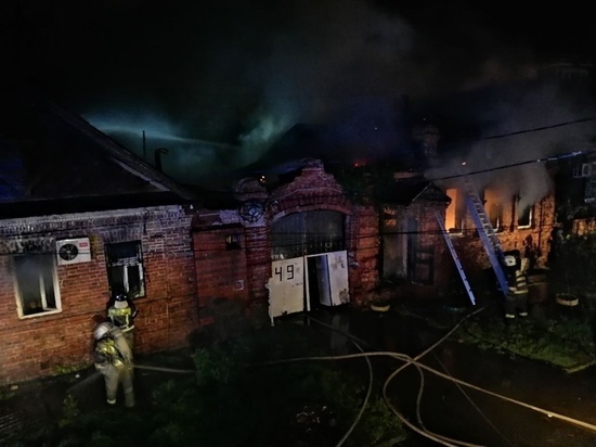 «Реагируют по повышенному рангу пожара»: в Астрахани спасатели тушат два жилых дома