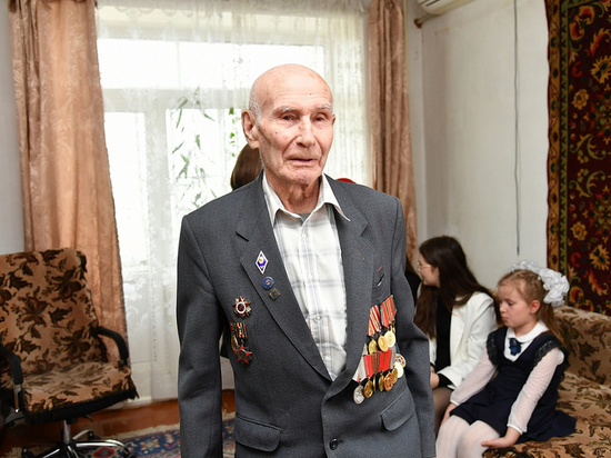 Мэр Хабаровска поздравил ветерана