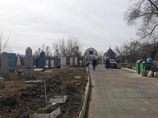 В Радоницу красноярские кладбища будут открыты с 8 утра и до 8 вечера