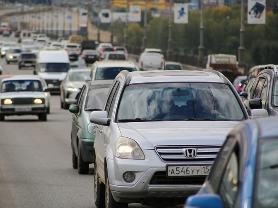 В Новосибирске жители встали в пробку у Клещихинского кладбища на Радоницу