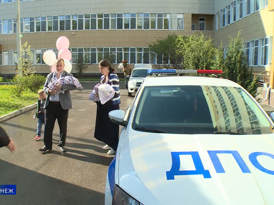В Воронеже сотрудники ДПС помогли домчаться до роддома беременной двойняшками женщине