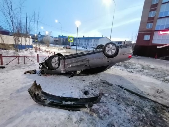 В Салехарде пьяный лихач за рулем авто снес столб и перевернулся