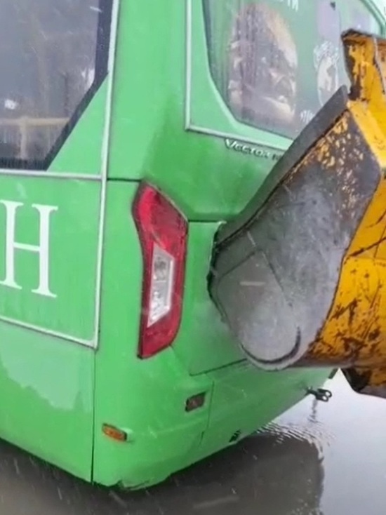 В Тазовском снегоуборщик проткнул автобус ковшом