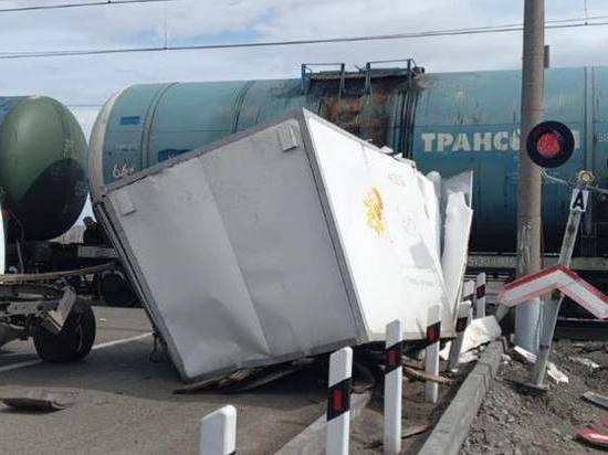 В Омской области грузовик столкнулся с поездом на железнодорожном переезде