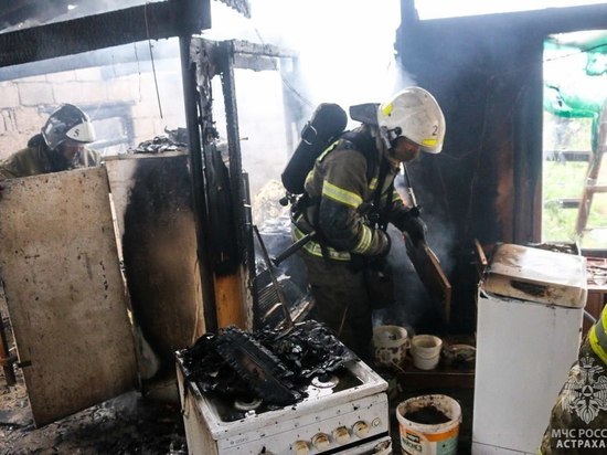 Астраханские спасатели ликвидировали пожар в частном секторе