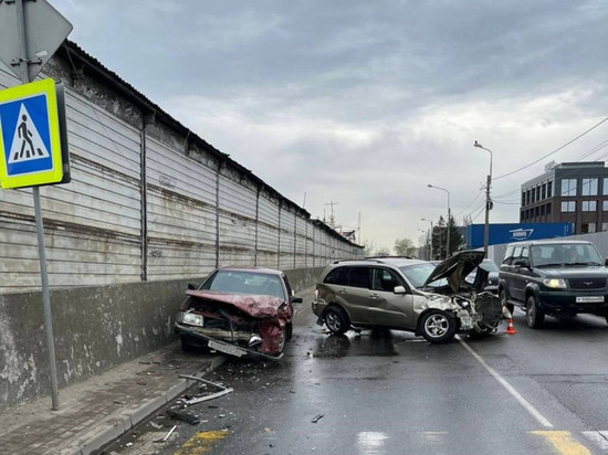 В центральном районе Калининграда жёстко столкнулись два автомобиля