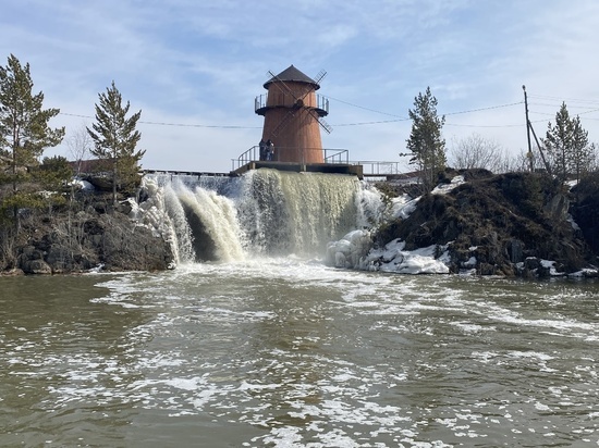 В Новосибирской области фотограф Шмаков снял видео с Карпысакского водопада