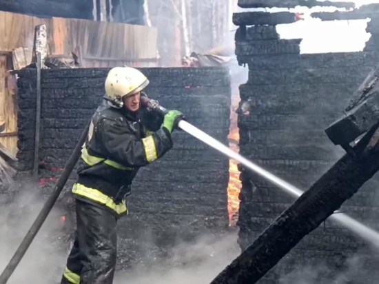 Жилой дом и постройка загорелись в микрорайоне Ветлужанка в Красноярске