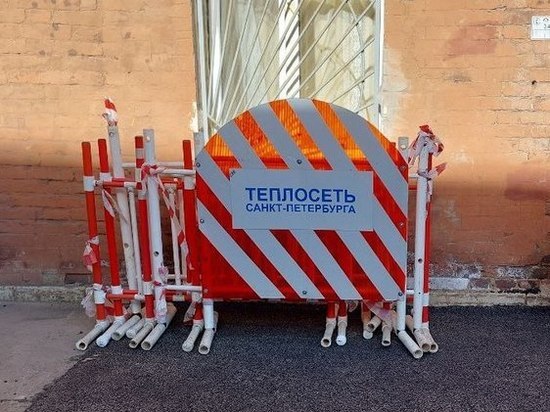Кузнецовскую улицу в Петербурге затопило кипятком из-за прорыва трубы