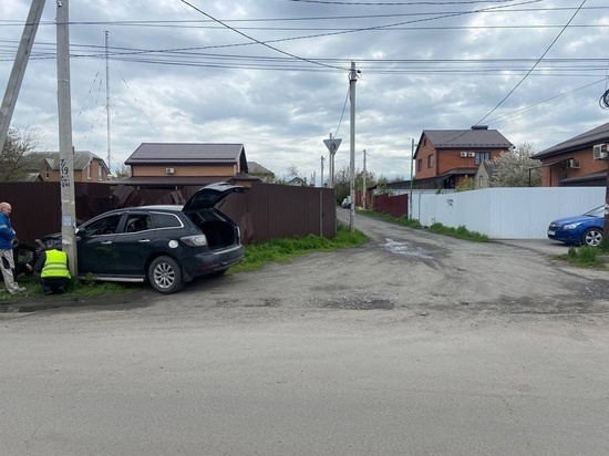 На Дону девушка на внедорожнике врезалась в забор дома