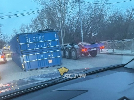 В Ленинском районе Новосибирска дорогу перекрыл рухнувший с грузовика контейнер