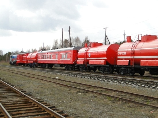 Четыре пожарных поезда помогают тушить возгорания в Свердловской области
