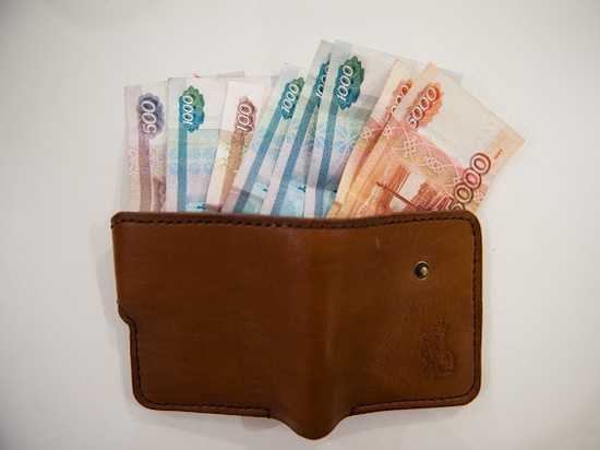 Астраханка выплатила более миллиона рублей долга благодаря судебным приставам