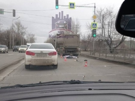 В Красноярске грузовик насмерть сбил мужчину