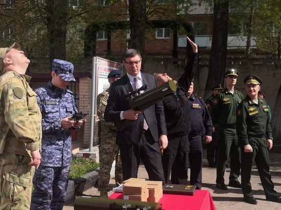 Владимирский глава вручил силовикам ружья для борьбы с БПЛ