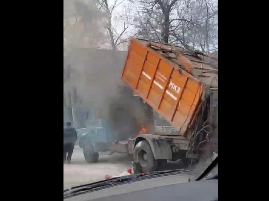 В Новосибирске на улице Сибиряков-Гвардейцев загорелся мусоровоз