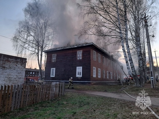 25 человек, в том числе шестеро детей, эвакуировались из горящего многоквартирного дома в Красавино