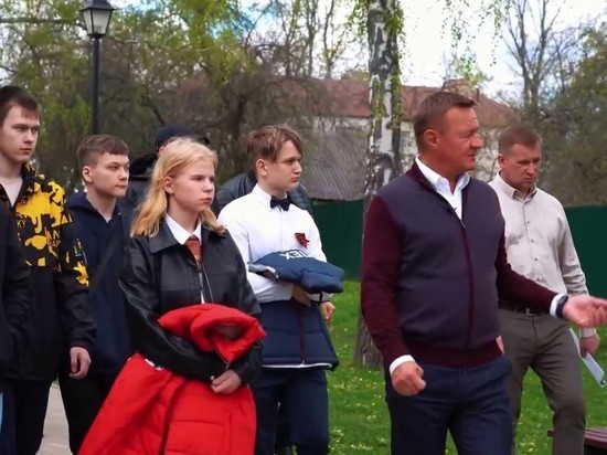 Курский губернатор провел экскурсию для старшеклассников в командном пункте Центрального фронта