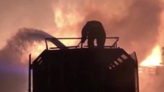 В посёлке Сосьва Свердловской области загорелись трава и дома: видео тушения