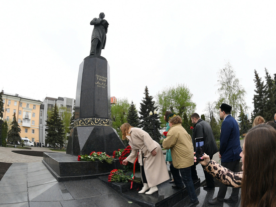 К памятнику Тукаю в Казани Минниханов и Шаймиев возложили цветы