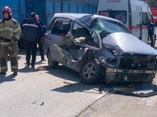 В массовой аварии на перекрёстке в Усть-Лабинске погиб человек