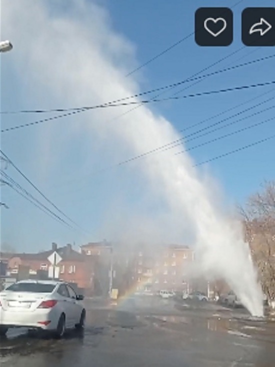 В центре Омска прорвало водопроводную трубу