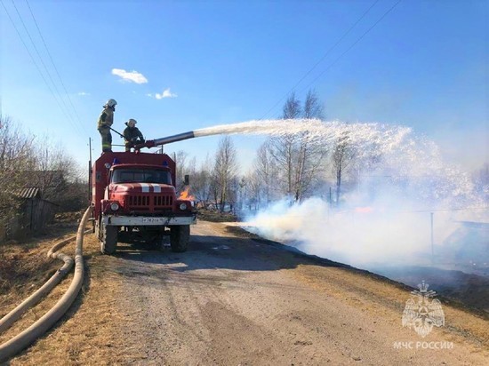 Огонь уничтожил исправительное учреждение и более сотни жилых домов, погиб один человек