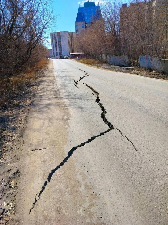 В Омске лопнула дорога перед въездом на Фрунзенский мост