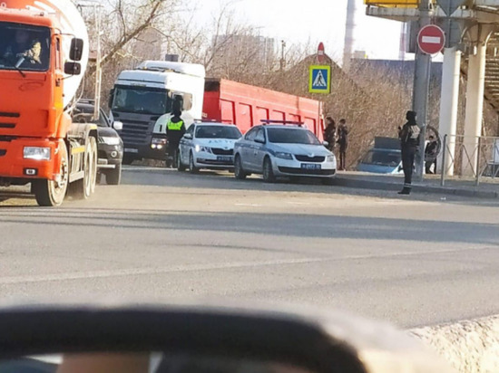 Жители Новосибирска заметили скопление экипажей ДПС на площади Труда