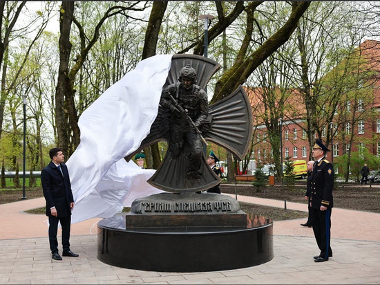 В Калининграде у здания облправительства открыли памятник героям спецназа ФСБ