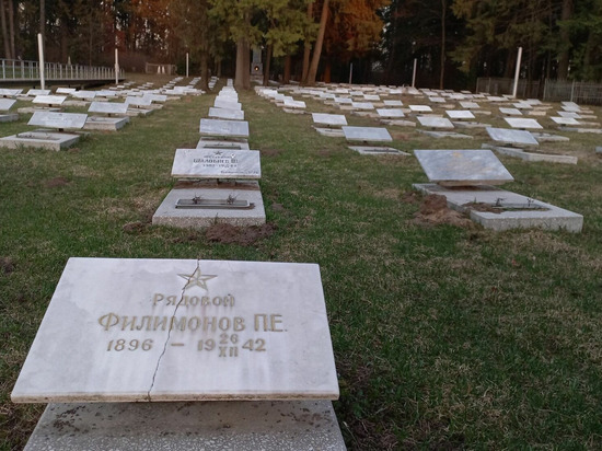 Разрушенные плиты воинского захоронения на Северном кладбище приведут в порядок
