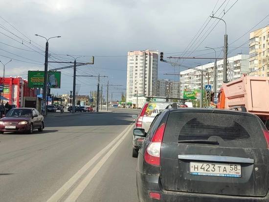 В Пензе дорожники не могут починить светофор на улице Терновского