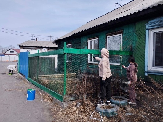 Сотрудники мэрии Кызыла провели уборку улиц перед открытием  храма
