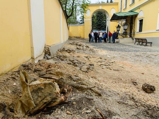 Шапша распорядился восстановить ландшафт дворика краеведческого музея в Калуге