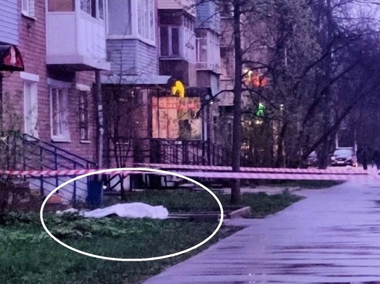 В Ярославле мужчина выпал из окна жилого дома и погиб