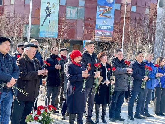 Анатолий Семенов возложил цветы к памятнику Илье Винокурову