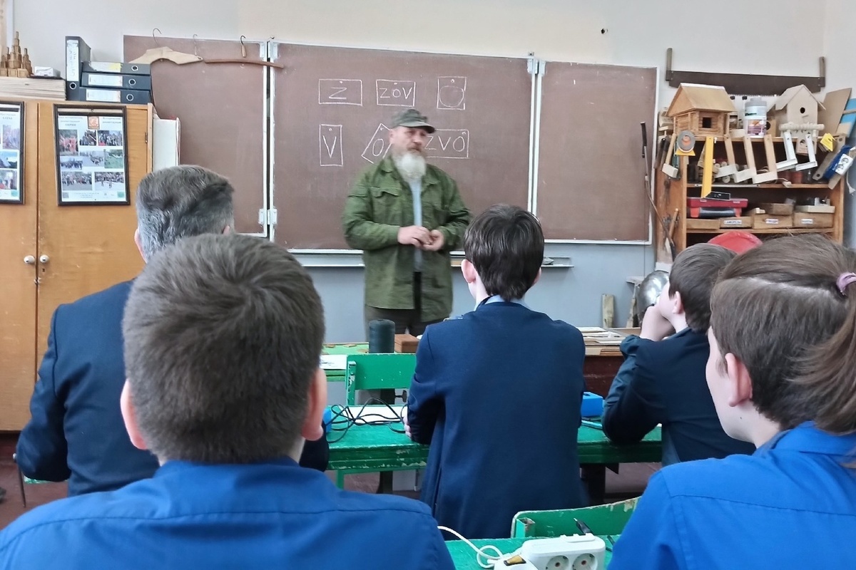 В Костроме патриотизм на уроках труда воспитывали участники «Боевого братства»