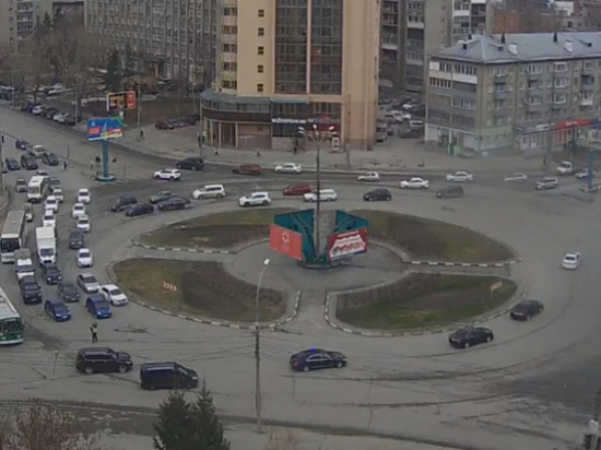 В Новосибирске кортеж с полицейскими автомобилями попал на видео