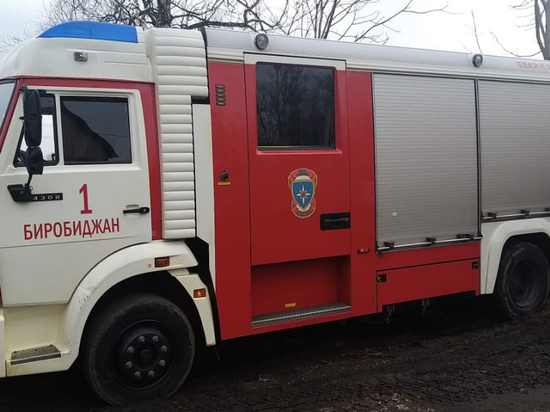 Заброшенный дом загорелся в Биробиджане из-за непотушенной сигареты