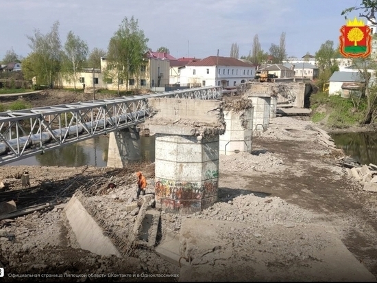 В Чаплыгине ремонтируют мост в центре города