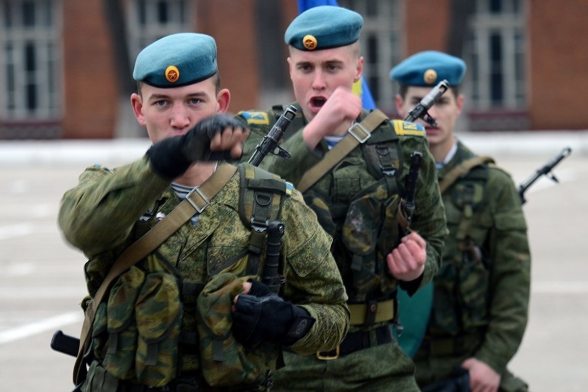 В третью военную. Контрактники ВДВ. Солдат контрактник. ВДВ срочники. Служба в ВДВ.