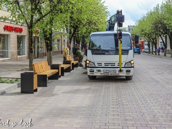 В Смоленске на Ленина устанавливают лавочки